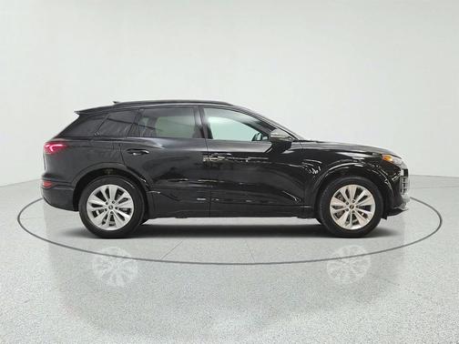 Mythos Black Metallic 2025 Audi Q6 e-tron Premium Plus
