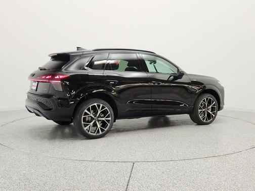 Mythos Black Metallic 2026 Audi Q3 TFSI quattro S tronic