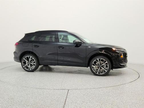 Mythos Black Metallic 2026 Audi Q3 TFSI quattro S tronic