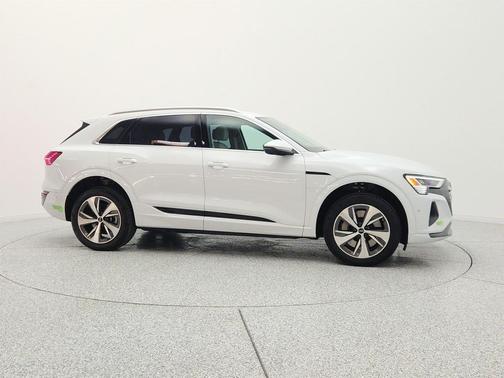Glacier White Metallic 2024 Audi Q8 e-tron Premium Plus