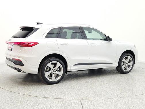 Glacier White Metallic 2026 Audi Q5 Premium Plus TFSI quattro S tronic