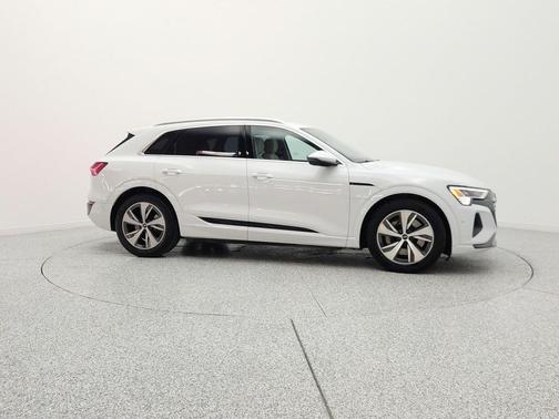 Glacier White Metallic 2024 Audi Q8 e-tron Premium Plus