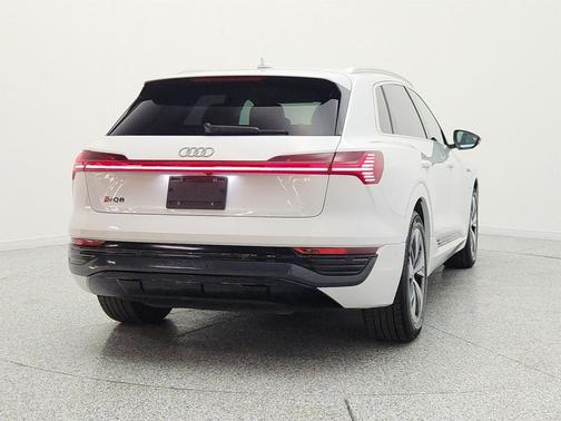 Glacier White Metallic 2024 Audi Q8 e-tron Premium Plus