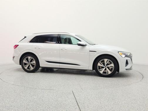 Glacier White Metallic 2024 Audi Q8 e-tron Premium Plus