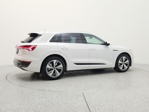 Glacier White Metallic 2024 Audi Q8 e-tron Premium Plus