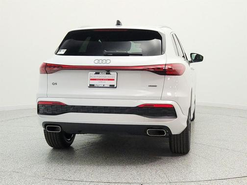 Glacier White Metallic 2026 Audi Q5 Premium TFSI quattro S tronic