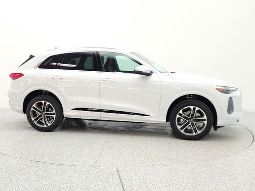 Glacier White Metallic 2026 Audi Q5 Premium Plus TFSI quattro S tronic