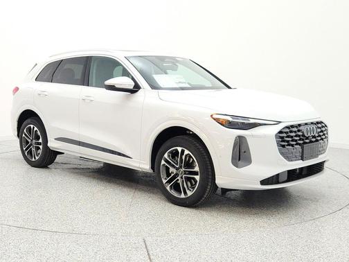 Glacier White Metallic 2026 Audi Q5 Premium Plus TFSI quattro S tronic