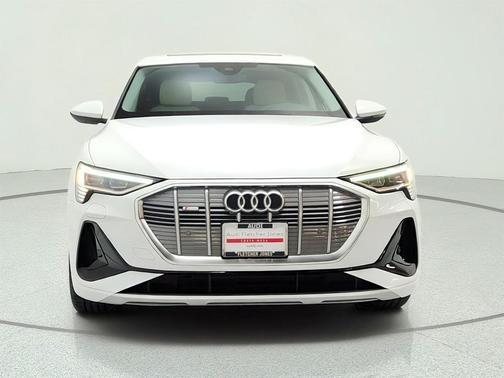 Glacier White Metallic 2022 Audi e-tron Sportback S line Premium