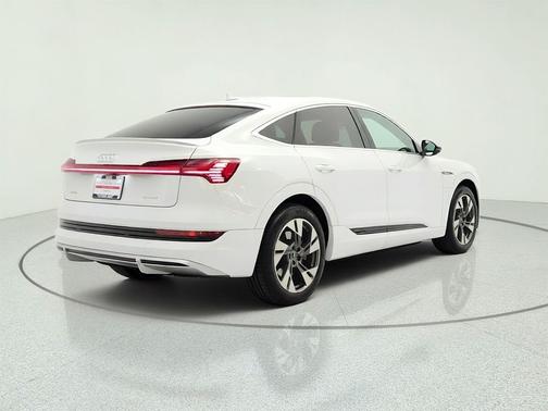 Glacier White Metallic 2022 Audi e-tron Sportback S line Premium