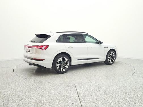 Glacier White Metallic 2023 Audi e-tron Premium quattro