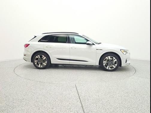 Glacier White Metallic 2023 Audi e-tron Premium quattro