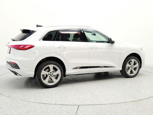 Glacier White Metallic 2026 Audi Q5 Premium Plus TFSI quattro S tronic