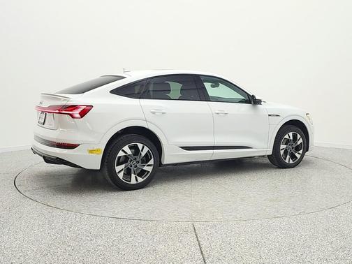 Glacier White Metallic 2022 Audi e-tron Sportback S line Premium