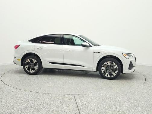 Glacier White Metallic 2022 Audi e-tron Sportback S line Premium