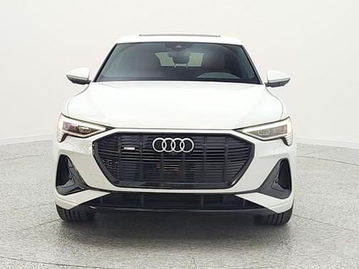 Glacier White Metallic 2022 Audi e-tron Sportback S line Premium