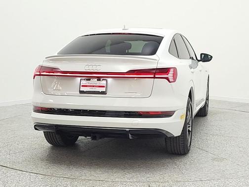 Glacier White Metallic 2022 Audi e-tron Sportback S line Premium