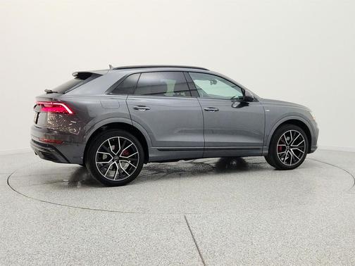 Daytona Gray Pearl Effect 2023 Audi Q8 55 Premium Plus