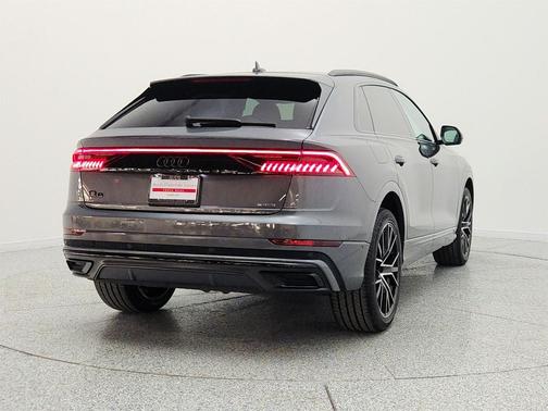 Daytona Gray Pearl Effect 2023 Audi Q8 55 Premium Plus