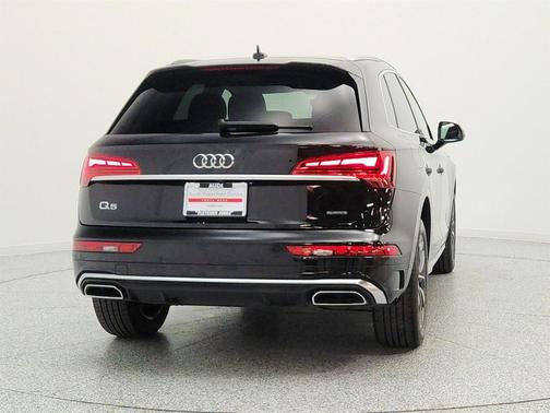 Mythos Black Metallic 2024 Audi Q5 45 S line Premium