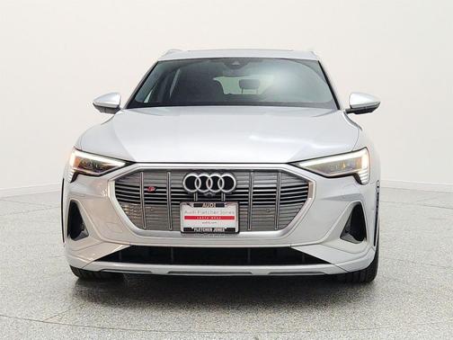 Florett Silver Metallic 2023 Audi e-tron S Prestige quattro