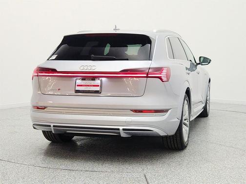Florett Silver Metallic 2023 Audi e-tron S Prestige quattro