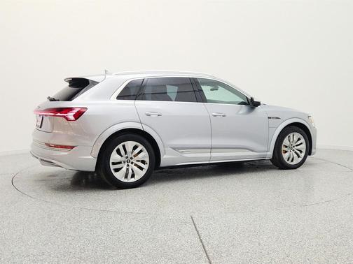 Florett Silver Metallic 2023 Audi e-tron S Prestige quattro
