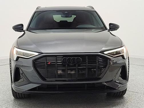 Daytona Gray Pearl Effect 2023 Audi e-tron S Premium Plus quattro