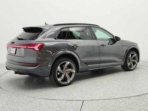 Daytona Gray Pearl Effect 2023 Audi e-tron S Premium Plus quattro