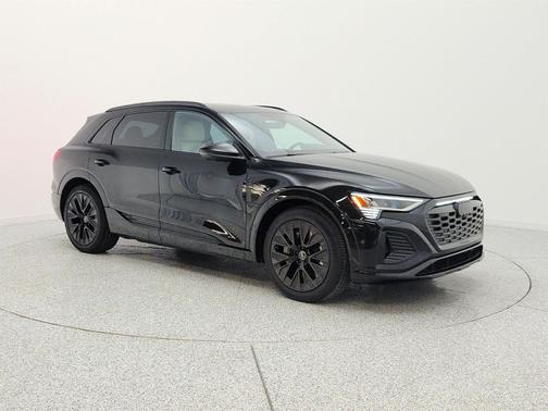Mythos Black Metallic 2024 Audi Q8 e-tron Prestige