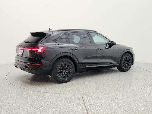 Mythos Black Metallic 2024 Audi Q8 e-tron Prestige