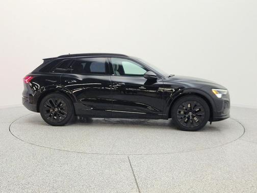 Mythos Black Metallic 2024 Audi Q8 e-tron Prestige