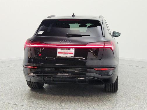 Mythos Black Metallic 2024 Audi Q8 e-tron Prestige