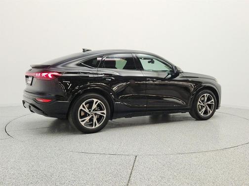 Mythos Black Metallic 2027 Audi Q6 e-tron Sportback Prestige quattro