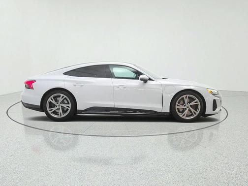 Suzuka Gray Metallic 2023 Audi e-tron GT Premium Plus quattro