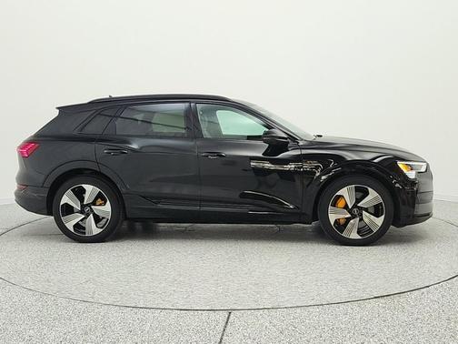 Mythos Black Metallic 2023 Audi e-tron Premium Plus quattro