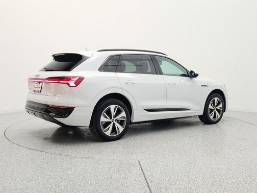 Glacier White Metallic 2024 Audi Q8 e-tron Premium