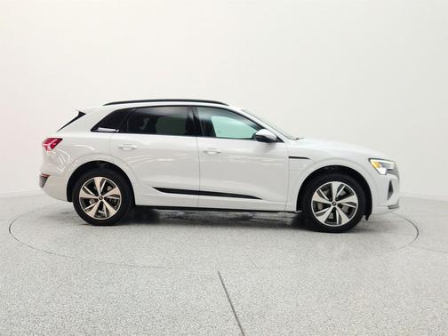 Glacier White Metallic 2024 Audi Q8 e-tron Premium