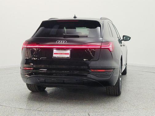 Mythos Black Metallic 2024 Audi Q8 e-tron Prestige
