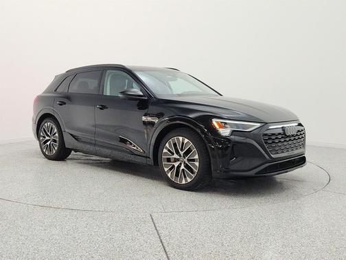 Mythos Black Metallic 2024 Audi Q8 e-tron Prestige