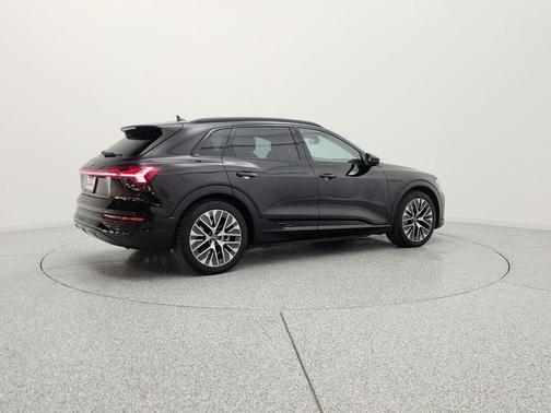 Mythos Black Metallic 2024 Audi Q8 e-tron Prestige