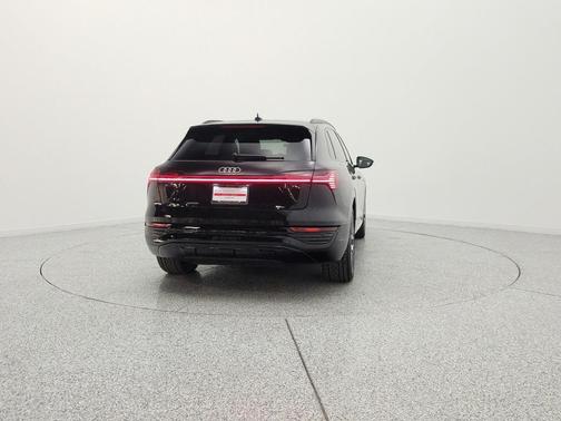 Mythos Black Metallic 2024 Audi Q8 e-tron Prestige