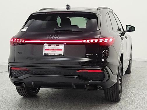 Mythos Black Metallic 2026 Audi Q5 Premium Plus TFSI quattro S tronic