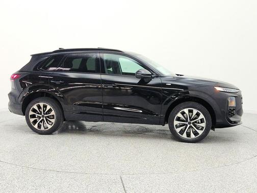 Mythos Black Metallic 2026 Audi Q3 TFSI quattro S tronic
