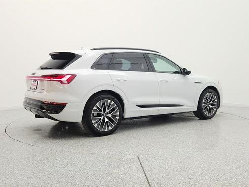 Glacier White Metallic 2024 Audi Q8 e-tron Premium Plus