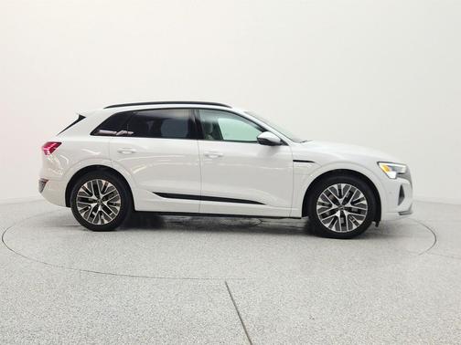 Glacier White Metallic 2024 Audi Q8 e-tron Premium Plus