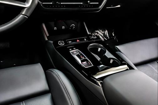 Glacier White Metallic 2025 Audi Q6 e-tron Premium Plus quattro