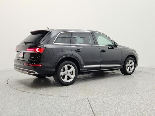 Mythos Black Metallic 2023 Audi Q7 45 Premium Plus