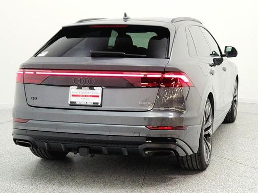 Daytona Gray Pearl Effect 2026 Audi Q8 55 Premium Plus