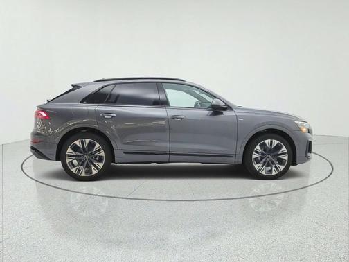 Daytona Gray Pearl Effect 2026 Audi Q8 55 Premium Plus